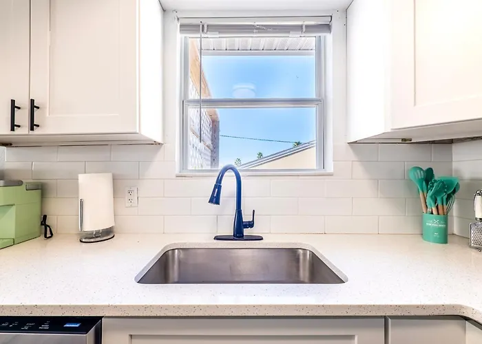 Apartment 2br 2ba Retreat B 3min To Beach! *