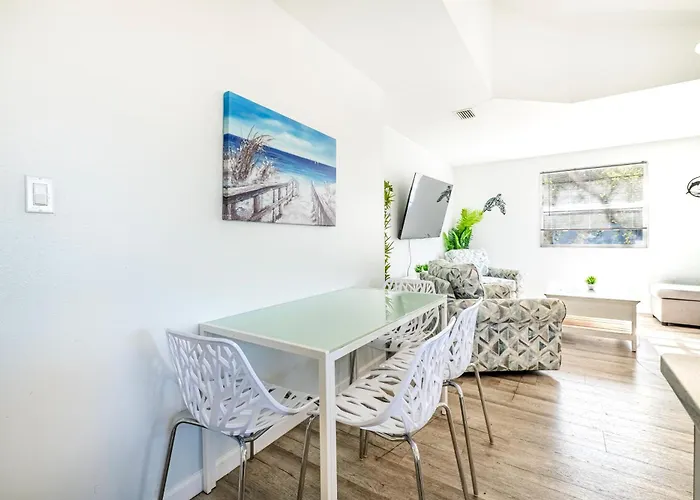 Apartment 2br 2ba Retreat B 3min To Beach! Clearwater Beach